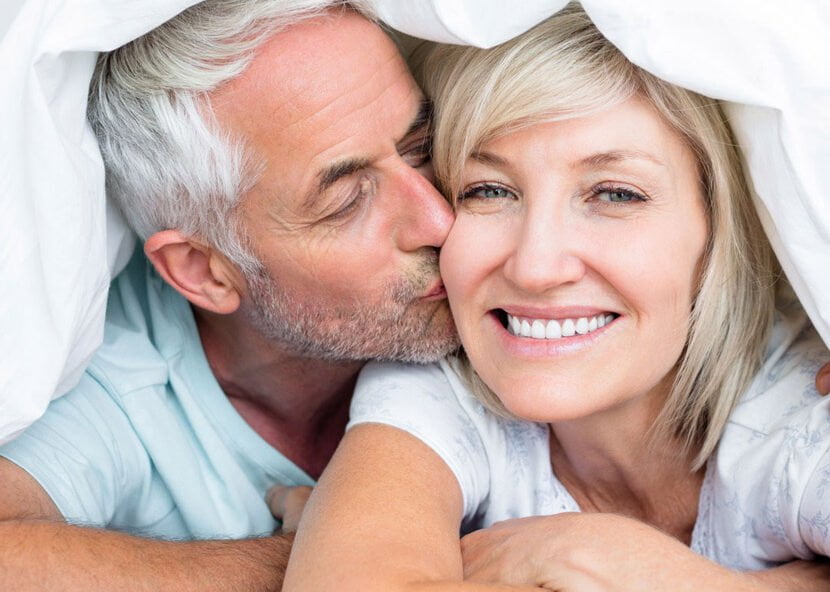 glückliches-paar-im-bett