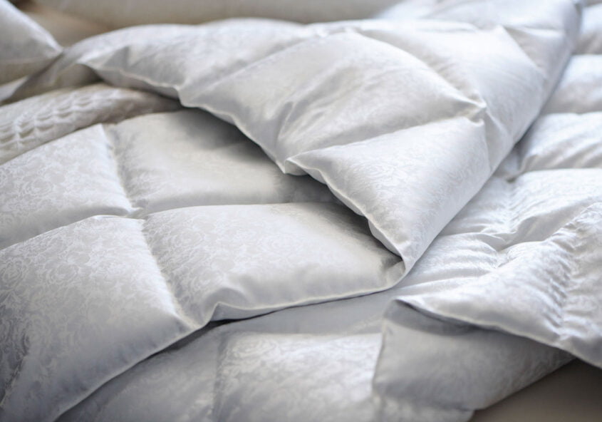 Ein Duvet das Eiderdaunen enthält.