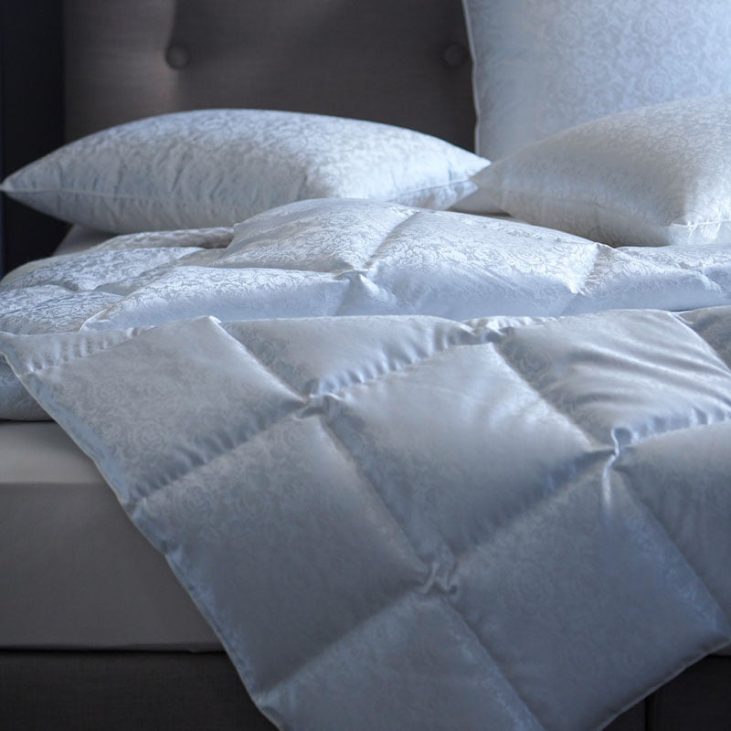 Ein Duvet und Kissen, gefüllt mit Eiderdaunen.