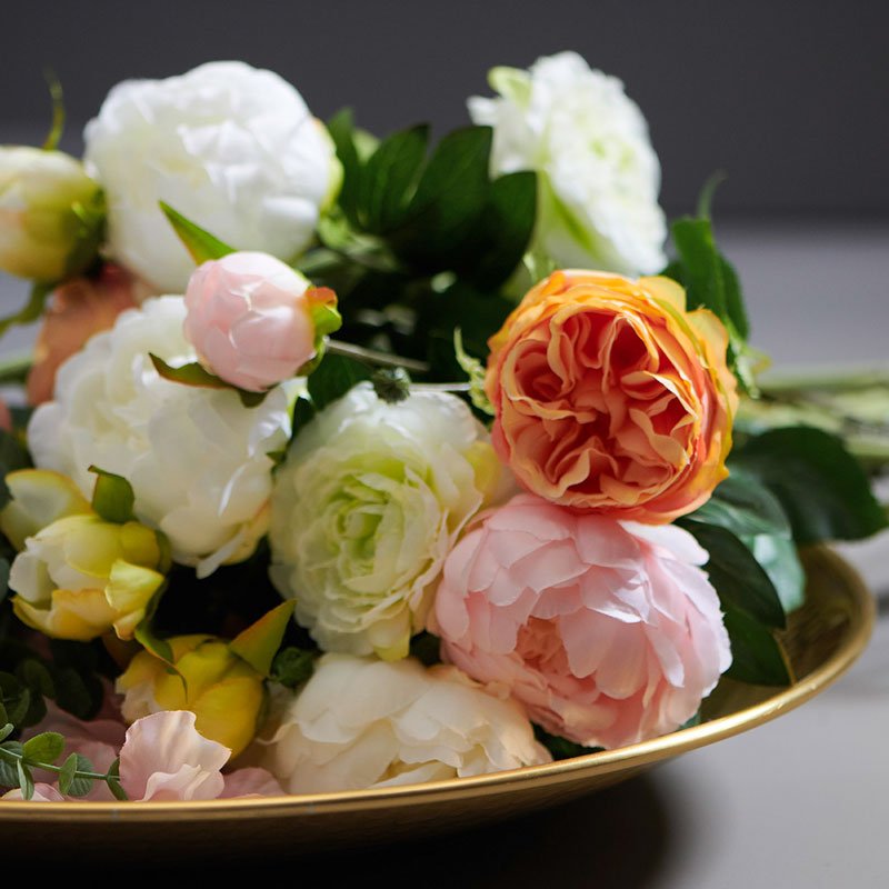 Runde Schale gefüllt mit farbigen Blumen