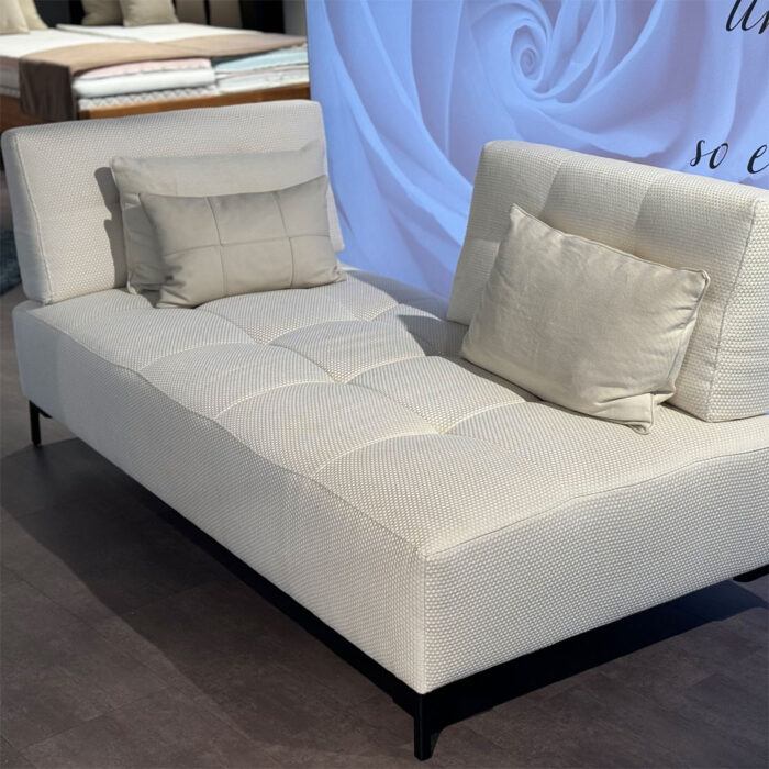 Daybed Silence – Design Annette Lang, ausgestellt im Showroom von Magic Schlaf Zug